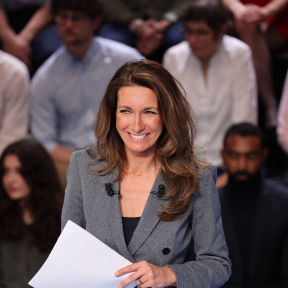 Anne-Claire Coudray - Les candidats à l'élection présidentielle sont sur le plateau de l'émission "La France face à la guerre" sur TF1 le 14 mars 2022. © Laurent Vu / Pool / Bestimage