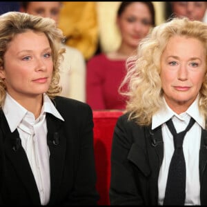 Brigitte Fossey et sa fille Marie Adam sur le plateau de l'emission 'Vivement Dimanche'.