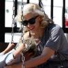 Gwen Stefani entourée de ses enfants prend le soleil à Los Angeles. Le 15/02/10