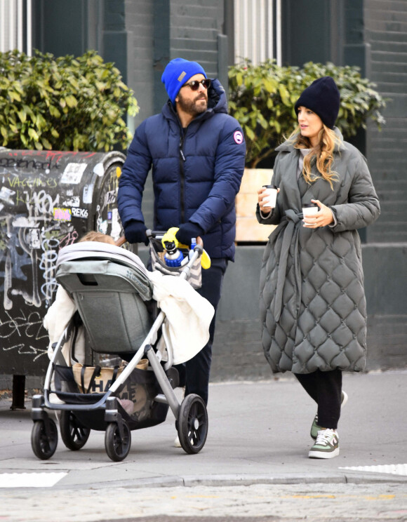 Exclusif - Blake Lively et son mari Ryan Reynolds se promènent avec leur fille Betty dans les rues de New York. Le 30 mars 2022.