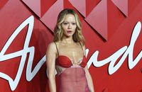 Rita Ora en string rouge non loin d'Isabelle Adjani blonde, pour une soirée spectaculaire