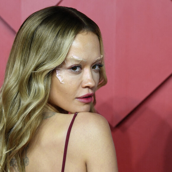 Rita Ora au photocall de la soirée des "British Fashion Awards 2022" à Londres, le 5 décembre 2022.