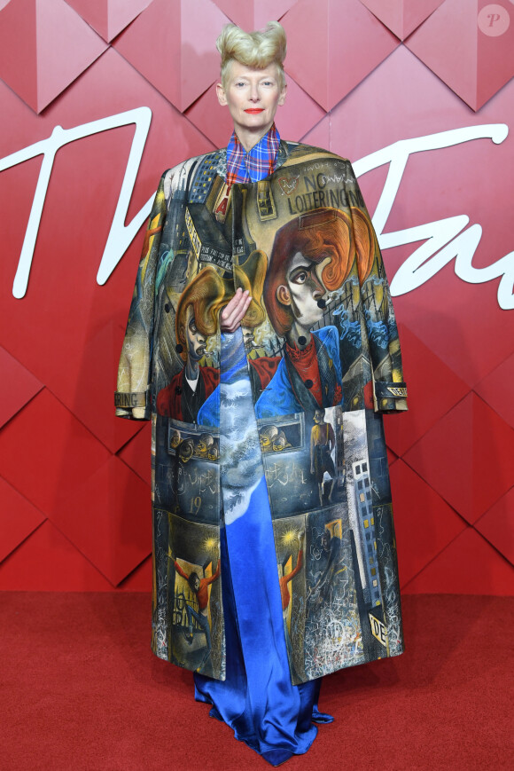 Tilda Swinton au photocall de la soirée des "British Fashion Awards 2022" à Londres, le 5 décembre 2022.
