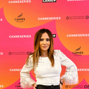 Fabienne Carat - Projection du premier épisode final de la série "Section de Recherches" lors de la 5ème édition du Festival International Canneseries à Cannes. le 6 avril 2022 Intitulé "Nouveau départ", cet ultime chapitre fera suite à la saison 14 de la série policière française, diffusée entre janvier et mars dernier. Dans le double épisode final de Section de recherches, Martin Bernier (X.Deluc, qui a rejoint Demain nous appartient) s'apprête à prendre sa retraite. Vicky (F.Chaton), pour qui le flic compte beaucoup, lui organise un week-end surprise avec les actuels membres de la Section de recherches, ainsi qu'avec une partie de ses anciens collaborateurs. Vicky choisit sa vieille maison de famille, située sur une île, pour accueillir les festivités. Les invités se retrouvent la veille pour préparer la surprise pour Bernier (X.Deluc), mais là, on découvre sur la plage le corps sans vie de l'un des leurs. Tous, hormis Bernier, deviennent alors suspects et un huis-clos policier démarre. © Bruno Bebert / Bestimage