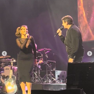 Léa chante avec Patrick Bruel.