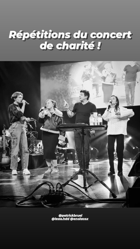 Louis, Léa, Patrick Bruel et Enola lors des répétitions du concert de charité.