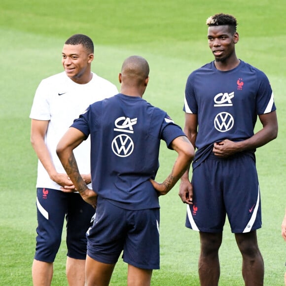 Paul Pogba et Kylian Mbappé lors de l'entraînement de l'équipe de France de football pendant UEFA EURO 2020, à Budapest, Hongrie, le 21 juin 2021. © Anthony Bibard/FEP/Panoramic/Bestimage