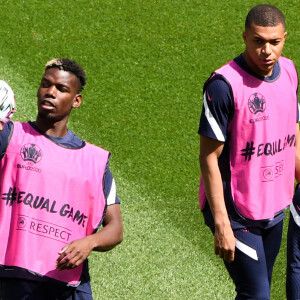 Paul Pogba et Kylian Mbappé lors de l'entraînemente de l'équipe de France de football pendant UEFA EURO, à Budapest, Hongrie. © Anthony Bibard/FEP/Panoramic/Bestimage