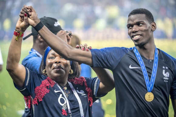 Paul Pogba avec sa mère Yeo et ses frères Florentin Pogba et Mathias Pogba - L'équipe de France célèbre son deuxième titre de Champion du Monde sur la pelouse du stade Loujniki après leur victoire sur la Croatie (4-2) en finale de la Coupe du Monde 2018 (FIFA World Cup Russia2018), le 15 juillet 2018. 