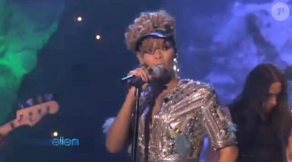 Rihanna chante son dernier single Rude Boy lors de son passage au Ellen DeGeneres Show