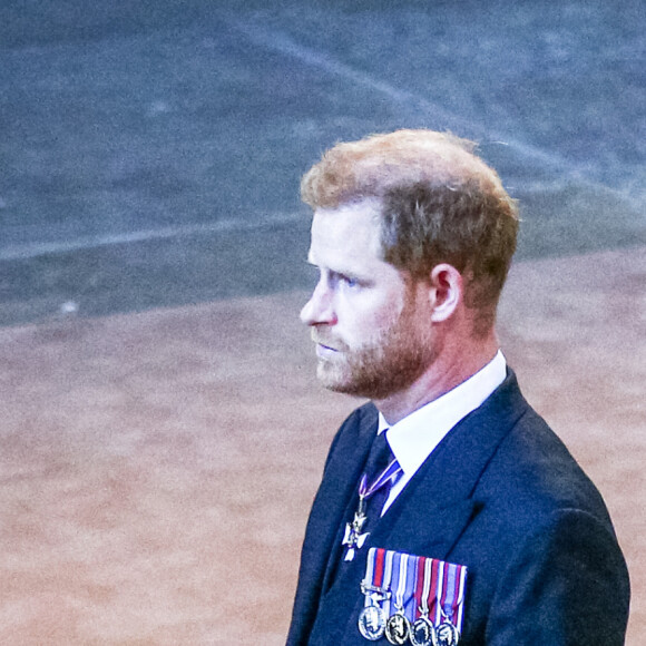 Le prince Harry et Meghan Markle - Procession cérémonielle du cercueil de la reine Elisabeth II du palais de Buckingham à Westminster Hall à Londres le 14 septembre 2022. © Photoshot / Panoramic / Bestimage 