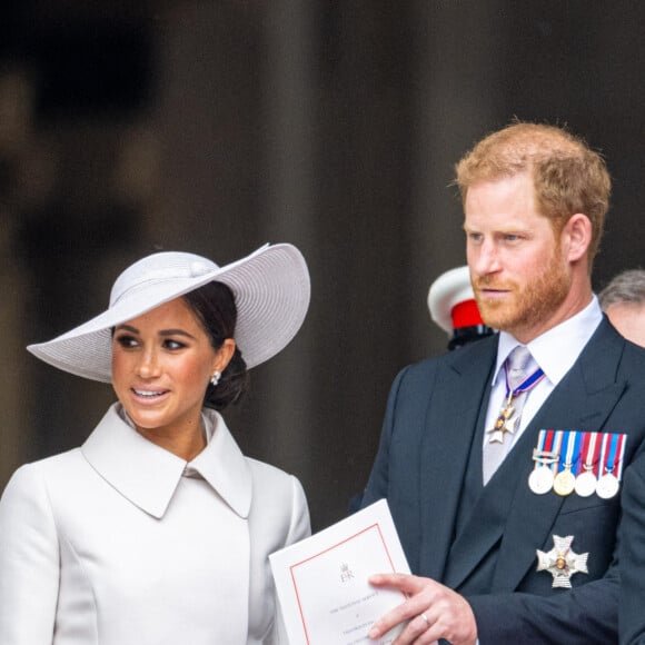 Le prince Harry, duc de Sussex, et Meghan Markle, duchesse de Sussex - Les membres de la famille royale et les invités lors de la messe célébrée à la cathédrale Saint-Paul de Londres, dans le cadre du jubilé de platine (70 ans de règne) de la reine Elisabeth II d'Angleterre. Londres, le 3 juin 2022. 