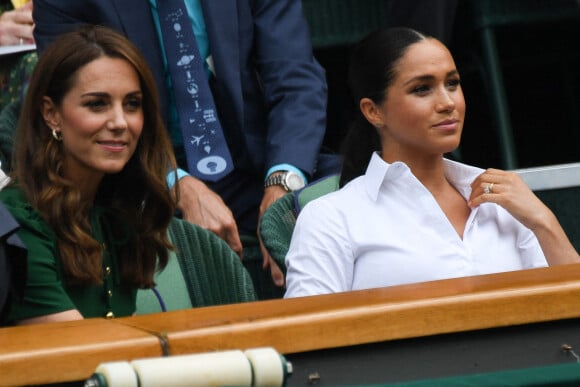 Catherine (Kate) Middleton, duchesse de Cambridge, Meghan Markle, duchesse de Sussex, sont dans les tribunes lors de la finale femme de Wimbledon "Serena Williams - Simona Halep (2/6 - 2/6) à Londres le 13 juillet 2019. © Chryslène Caillaud / Panoramic / Bestimage 