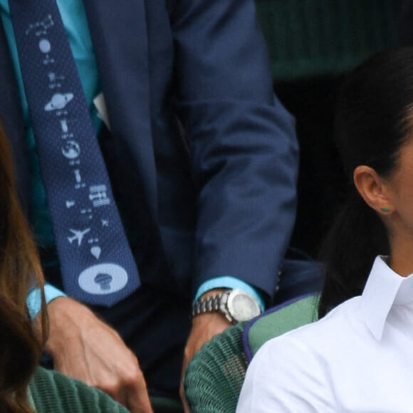 Catherine (Kate) Middleton, duchesse de Cambridge, Meghan Markle, duchesse de Sussex, sont dans les tribunes lors de la finale femme de Wimbledon "Serena Williams - Simona Halep (2/6 - 2/6) à Londres le 13 juillet 2019. © Chryslène Caillaud / Panoramic / Bestimage 