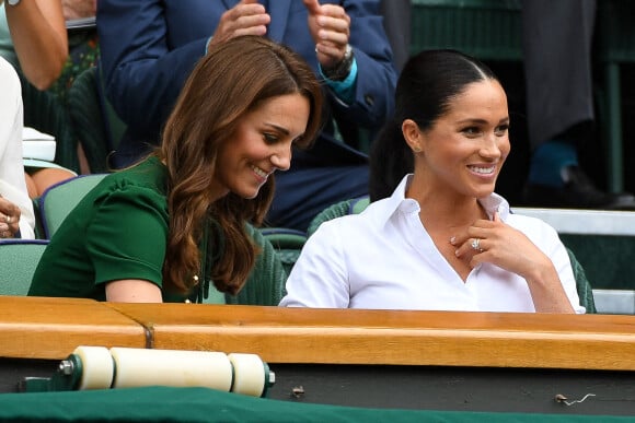 Catherine (Kate) Middleton, duchesse de Cambridge, Meghan Markle, duchesse de Sussex, sont dans les tribunes lors de la finale femme de Wimbledon "Serena Williams - Simona Halep (2/6 - 2/6) à Londres le 13 juillet 2019. © Chryslène Caillaud / Panoramic / Bestimage 