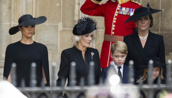 Meghan Markle, Camilla Parker Bowles, reine consort d'Angleterre, Le prince George de Galles, La princesse Charlotte de Galles, Catherine (Kate) Middleton, princesse de Galles - Procession du cercueil de la reine Elizabeth II d'Angleterre de Wesminster Hall où il était exposé au public, jusqu'à l'Abbaye de Westminster. Le cercueil est installé sur l'affût du canon, puis tiré par 142 marins de la Royal Navy à l'aide de cordages, dans la plus pure tradition de la monarchie britannique. Cette tradition remonte aux funérailles d'Etat de la reine Victoria en février 1901. Londres, le 19 septembre 2022. 