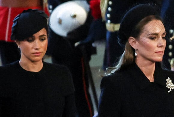 Meghan Markle, duchesse de Sussex, Catherine (Kate) Middleton, princesse de Galles - Intérieur - Procession cérémonielle du cercueil de la reine Elisabeth II du palais de Buckingham à Westminster Hall à Londres, où les Britanniques et les touristes du monde entier pourront lui rendre hommage jusqu'à ses obsèques prévues le 19 septembre 2022. Le 14 septembre 2022. 