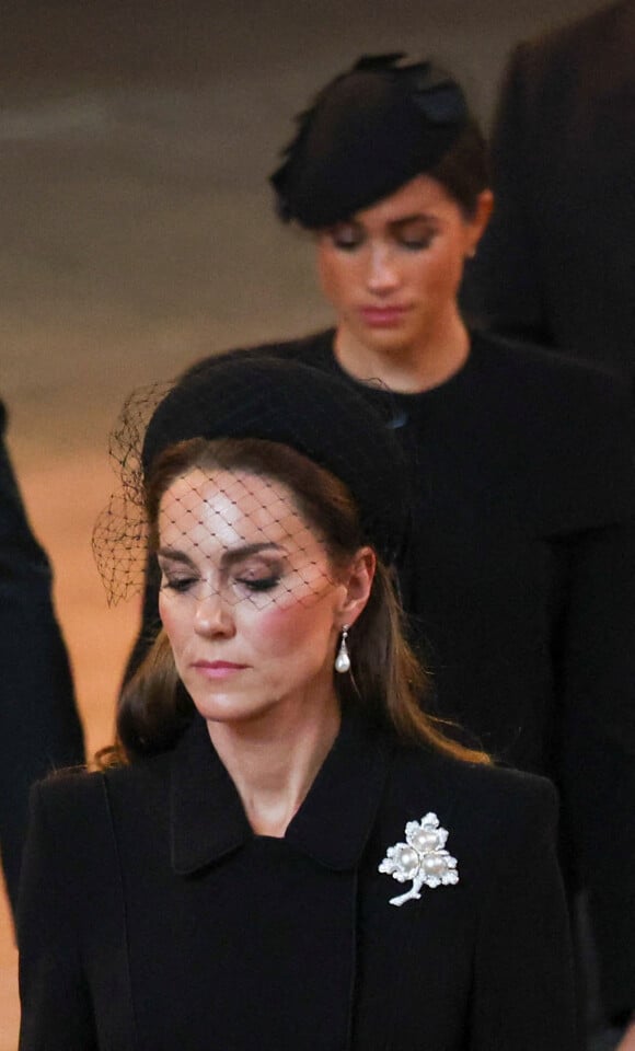 Meghan Markle, duchesse de Sussex, Catherine (Kate) Middleton, princesse de Galles - Intérieur - Procession cérémonielle du cercueil de la reine Elisabeth II du palais de Buckingham à Westminster Hall à Londres, où les Britanniques et les touristes du monde entier pourront lui rendre hommage jusqu'à ses obsèques prévues le 19 septembre 2022. Le 14 septembre 2022. 