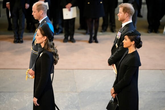 Le prince de Galles William, Kate Catherine Middleton, princesse de Galles, le prince Harry, duc de Sussex, Meghan Markle, duchesse de Sussex - Intérieur - Procession cérémonielle du cercueil de la reine Elisabeth II du palais de Buckingham à Westminster Hall à Londres. Le 14 septembre 2022 