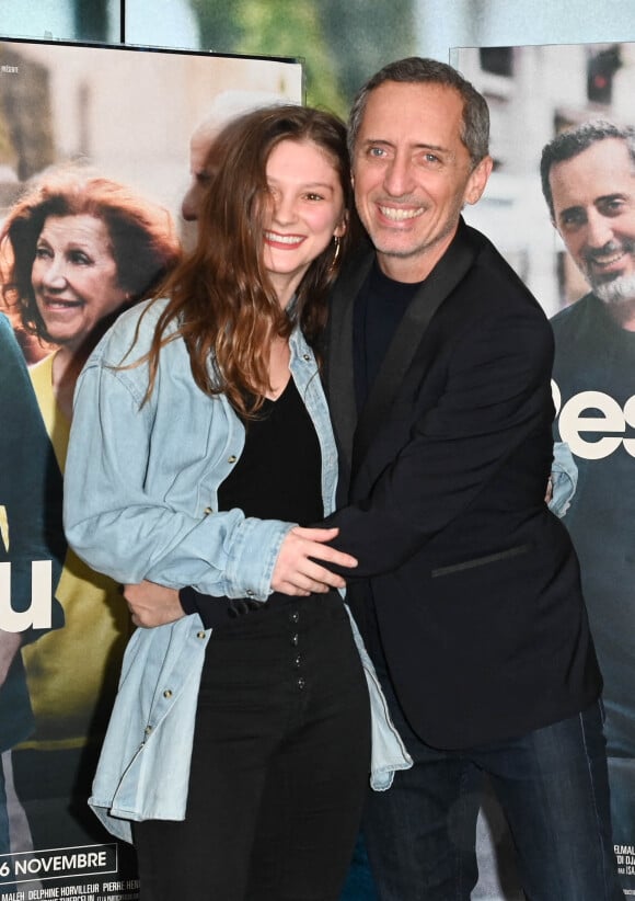 Olivia Jubin et Gad Elmaleh à la première du film "Reste Un Peu" au cinéma UGC Ciné Cité Les Halles à Paris, le 15 novembre 2022. © Guirec Coadic/Bestimage 