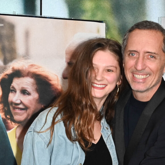 Olivia Jubin et Gad Elmaleh à la première du film "Reste Un Peu" au cinéma UGC Ciné Cité Les Halles à Paris, le 15 novembre 2022. © Guirec Coadic/Bestimage 