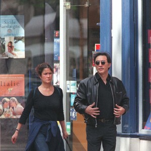 Richard Berry et sa fille Coline dans les rues de Paris le 6 juin 1997