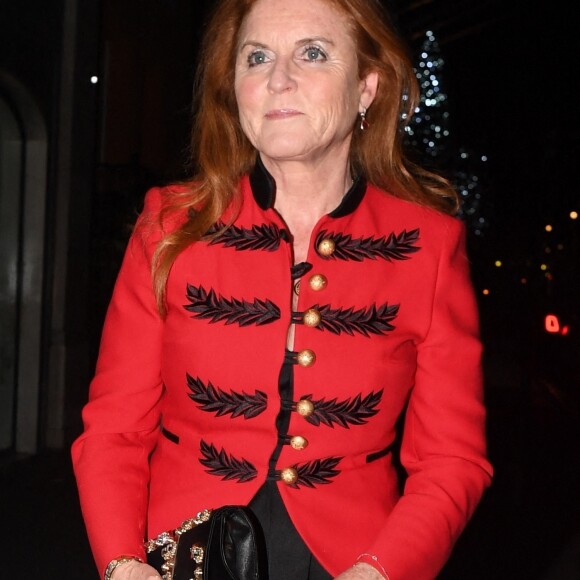 Sarah Ferguson quitte l'hôtel Claridge's après avoir assisté au Gala Lady Garden à Londres le 6 décembre 2022. 