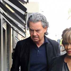 Tina Turner, accompagnée de son mari Erwin Bach, fait du shopping à Milan. Le 28 avril 2015.