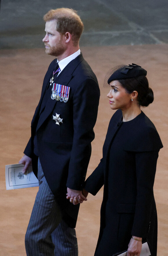 Le prince Harry, duc de Sussex, Meghan Markle, duchesse de Sussex - Procession cérémonielle du cercueil de la reine Elizabeth II du palais de Buckingham à Westminster Hall à Londres. Le 14 septembre 2022.