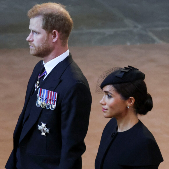 Le prince Harry, duc de Sussex, Meghan Markle, duchesse de Sussex - Procession cérémonielle du cercueil de la reine Elizabeth II du palais de Buckingham à Westminster Hall à Londres. Le 14 septembre 2022.