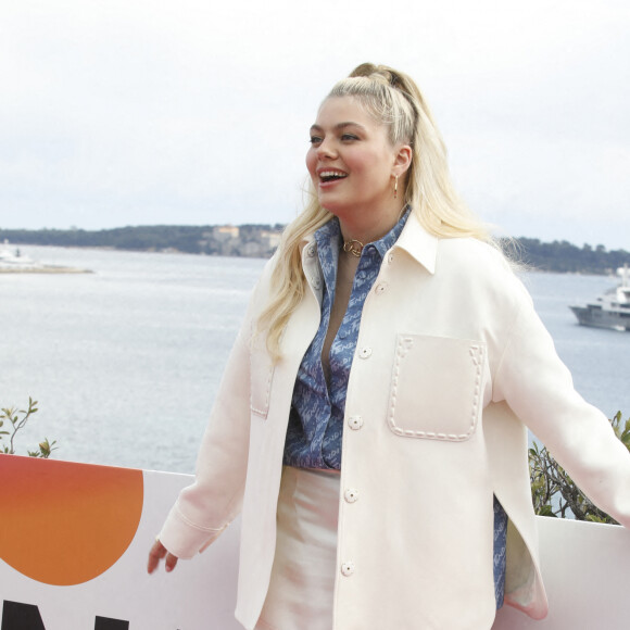 Louane Emera - Photocall de la série "Visions" lors de la 5ème saison du festival International des Séries "Canneseries" à Cannes, France, le 3 avril 2022. © Denis Guignebourg/Bestimage 