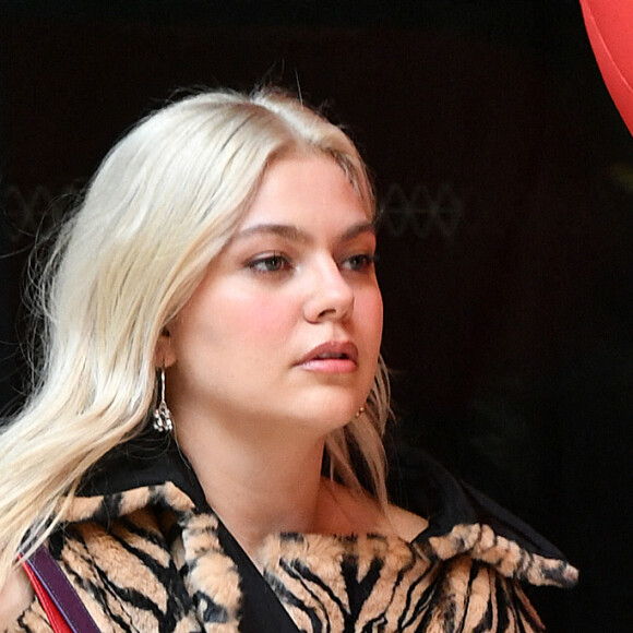 Exclusif - Louane ouvre le défilé prêt-à-porter automne hiver 2022 de Victoria/Tomas lors de la Fashion Week à Paris, le 1er mars 2022. © Veeren / Christophe Clovis / Bestimage 