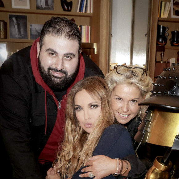 Exclusif - Wesley Fellous, Caroline Margeridon, Hélène Segara - Hélène Segara reçoit un Samuraï Moderne grand modèle des mains de l'Artiste Wesley Fellous, et de Caroline Margeridon, à l'Hotel Brach de Paris, France, le 5 décembre 2022. © Jacques Tribeca/Bestimage
