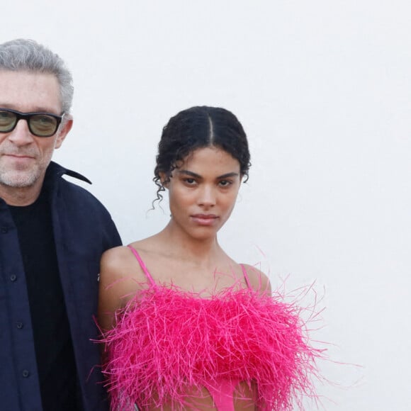 Vincent Cassel et sa femme Tina Kunakey - Les célébrités au photocall du défilé Jacquemus pour la présentatation de la toute dernière collection "Le Raphia" au Bourget, Seine-Saint-Denis (93), France, le 12 décembre 2022. Habitué à ne pas suivre le calendrier de la Fashion Week de Paris, le designer a présenté sa toute dernière collection "Le Raphia" avec l'une une de ses couleurs favorites : le beige. © Veeren-Clovis/Bestimage 