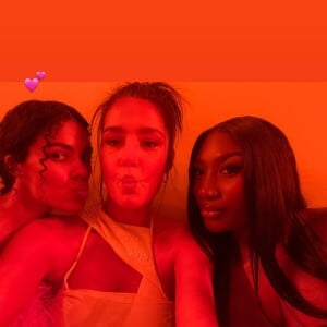 Adèle Exarchopoulos prend un selfie avec Aya Nakamura et Tina Kunakey