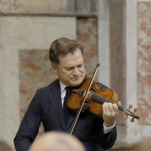 Exclusif - Le violoniste français Renaud Capuçon rend hommage à Nicholas Angelich lors de ses obsèques en l'Eglise Saint Roch à Paris, le 26 avril 2022. Nicholas Angelich est décédé le 18 avril 2022 à l'âge de 51 ans. 