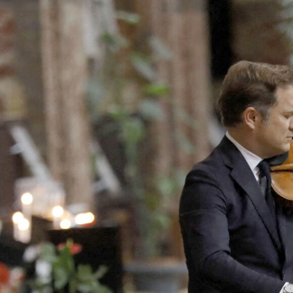 Exclusif - Le violoniste français Renaud Capuçon rend hommage à Nicholas Angelich lors de ses obsèques en l'Eglise Saint Roch à Paris, le 26 avril 2022. Nicholas Angelich est décédé le 18 avril 2022 à l'âge de 51 ans. 
