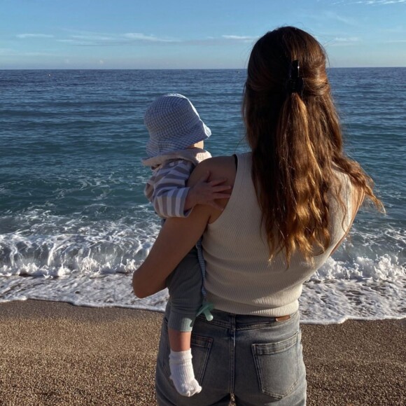 Ilona Smet sur la plage avec son mari et son fils.