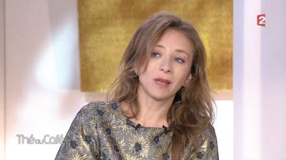 Sylvie Testud dans "Thé ou Café" présenté par Catherine Ceylac, sur France 2 le 9 janvier 2016.