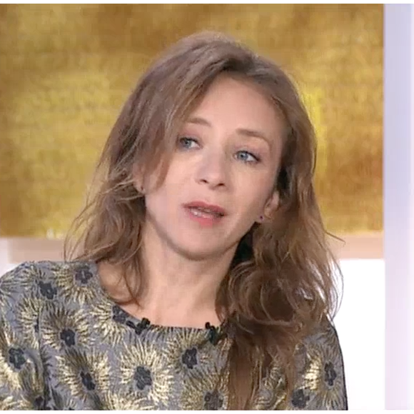 Sylvie Testud dans "Thé ou Café" présenté par Catherine Ceylac, sur France 2 le 9 janvier 2016.