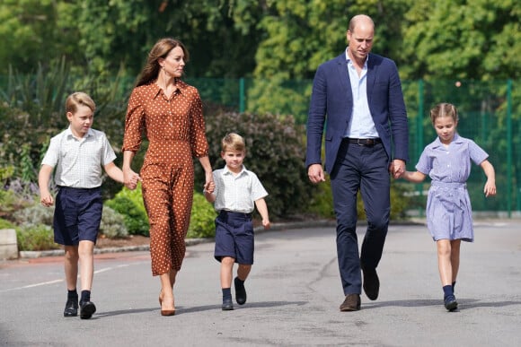 Le prince William, duc de Cambridge et Catherine Kate Middleton, duchesse de Cambridge accompagnent leurs enfants George, Charlotte et Louis à l'école Lambrook le 7 septembre 2022. 