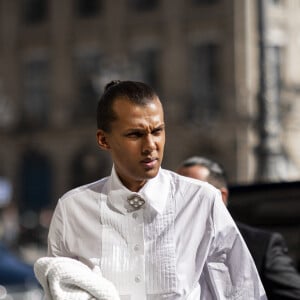 Exclusif - Le chanteur Stromae (Paul van Haver) et sa femme Coralie Barbier rentrent à l'hôtel Ritz après le défilé Chanel à Paris le 4 octobre 2022. 