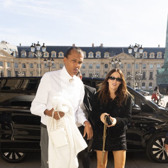 Exclusif - Le chanteur Stromae (Paul van Haver) et sa femme Coralie Barbier rentrent à l'hôtel Ritz après le défilé Chanel à Paris le 4 octobre 2022. 