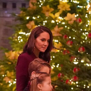 Le prince William, prince de Galles, Catherine (Kate) Middleton, princesse de Galles, et leurs enfants, le prince George de Galles, et la princesse Charlotte de Galles, arrivent pour le "Together at Christmas" Carol Service à l'abbaye de Westminster à Londres, Royaume uni, le 15 décembre 2022. 