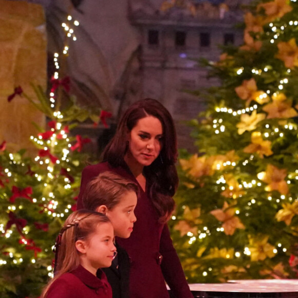 Le prince William, prince de Galles, Catherine (Kate) Middleton, princesse de Galles, et leurs enfants, le prince George de Galles, et la princesse Charlotte de Galles, arrivent pour le "Together at Christmas" Carol Service à l'abbaye de Westminster à Londres, Royaume uni, le 15 décembre 2022. 