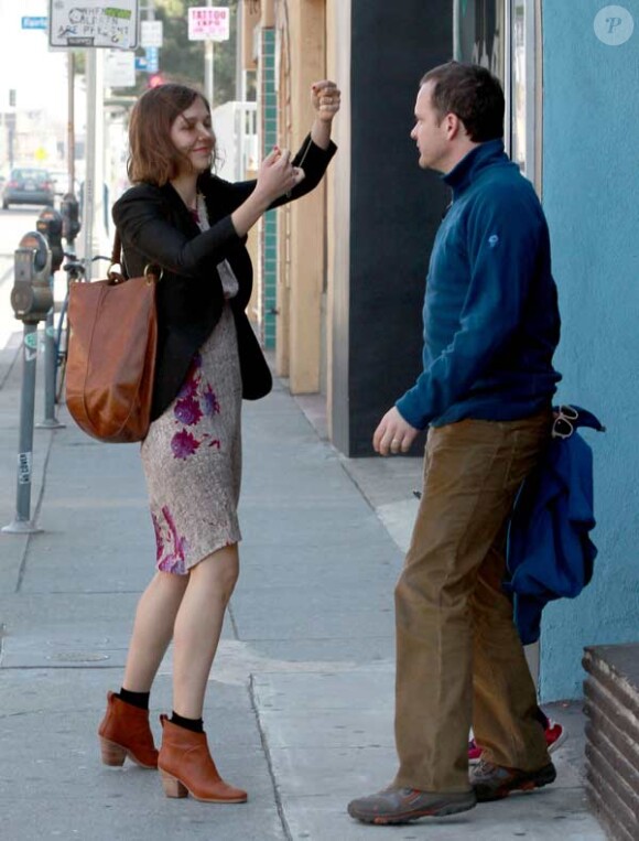 Maggie Gyllenhaal, son mari Peter Sarsgaard et leur petite Ramona dans les rues de Los Angeles, février 2010 !