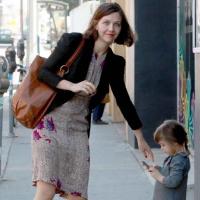 Maggie Gyllenhaal, radieuse et heureuse avec son mari et son adorable petite fille !