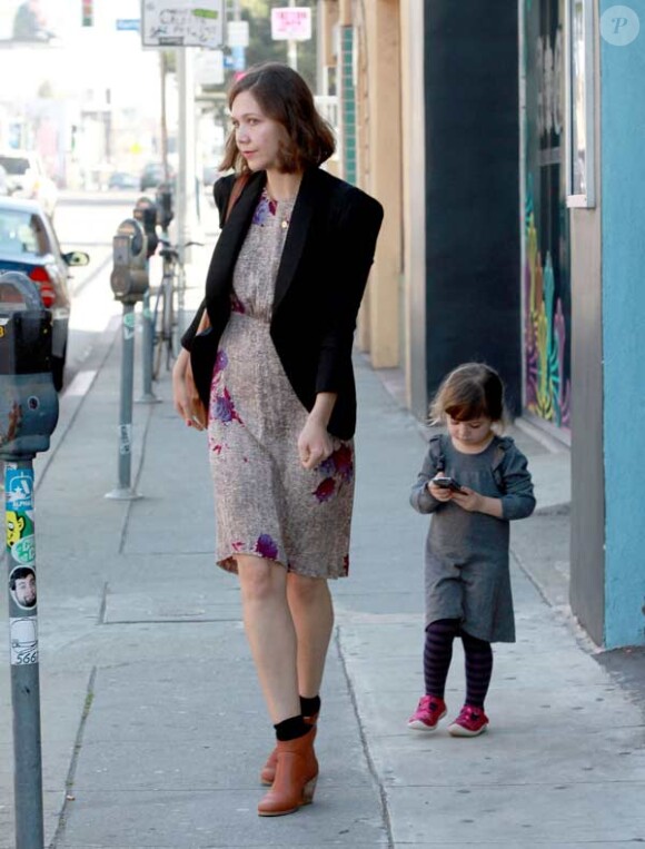 Maggie Gyllenhaal, son mari Peter Sarsgaard et leur petite Ramona dans les rues de Los Angeles, février 2010 !