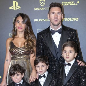 Lionel Messi avec sa femme Antonella Roccuzzo et ses enfants Thiago, Mateo et Ciro - Photocall de la cérémonie du Ballon d'Or au Théâtre du Châtelet. © Cyril Moreau/Bestimage