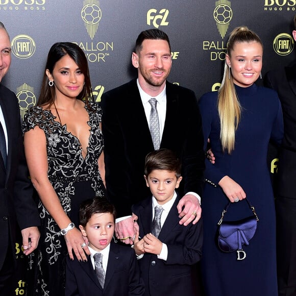 Hristo Stoitchkov, Lionel Messi, sa femme Antonella Roccuzzo, leurs fils Thiago et Mateo et Mikky Kiemeney, la compagne de F.de Jong - Cérémonie du Ballon d'Or 2019 à Paris, le 2 décembre 2019. © JB Autissier / Panoramic / Bestimage